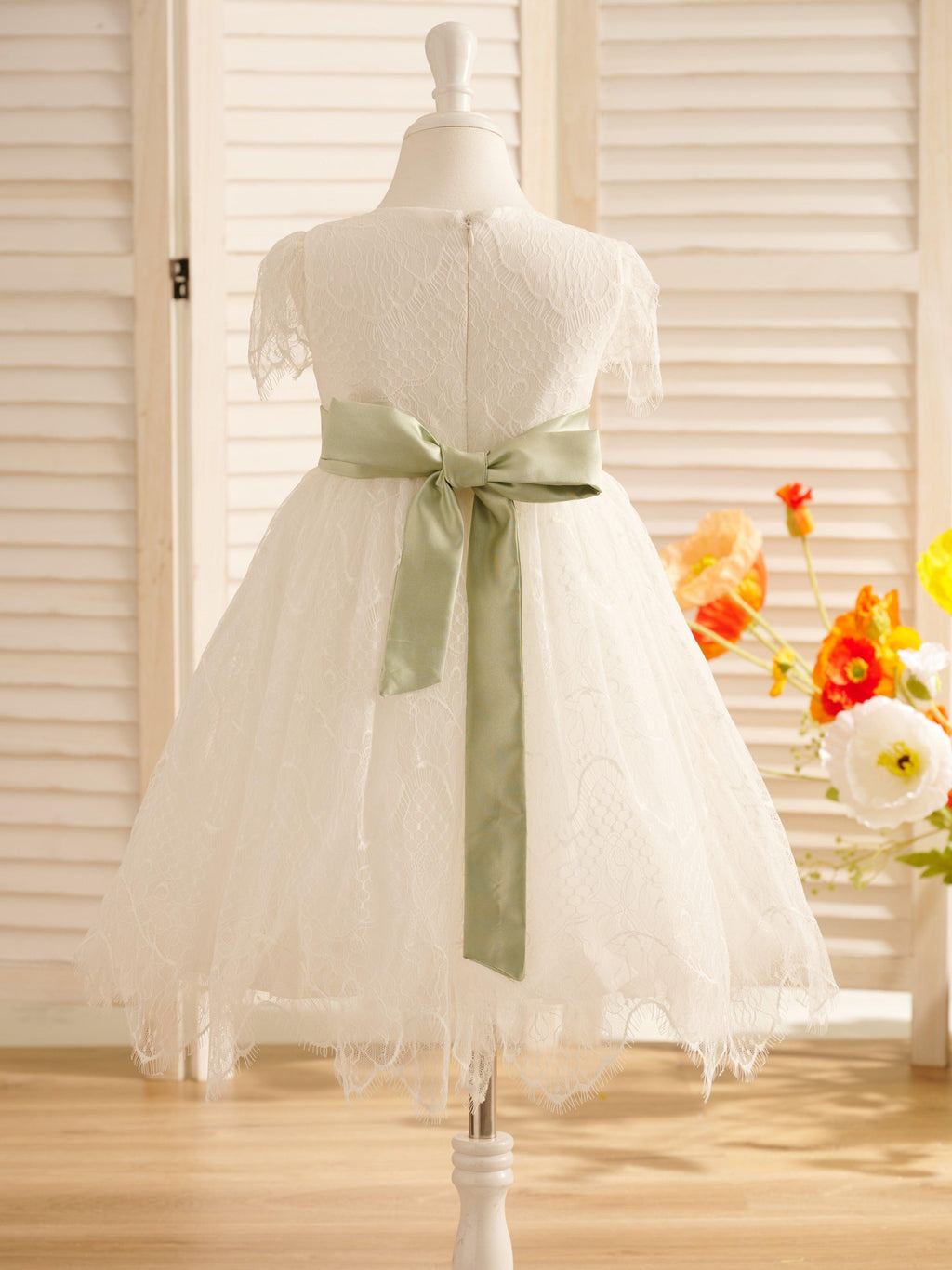 Vestido de niña de las flores de primera comunión color marfil con encaje 