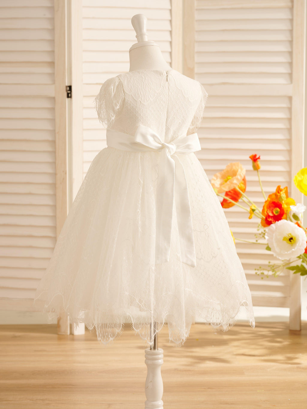 Vestido de niña de las flores de primera comunión color marfil con encaje 