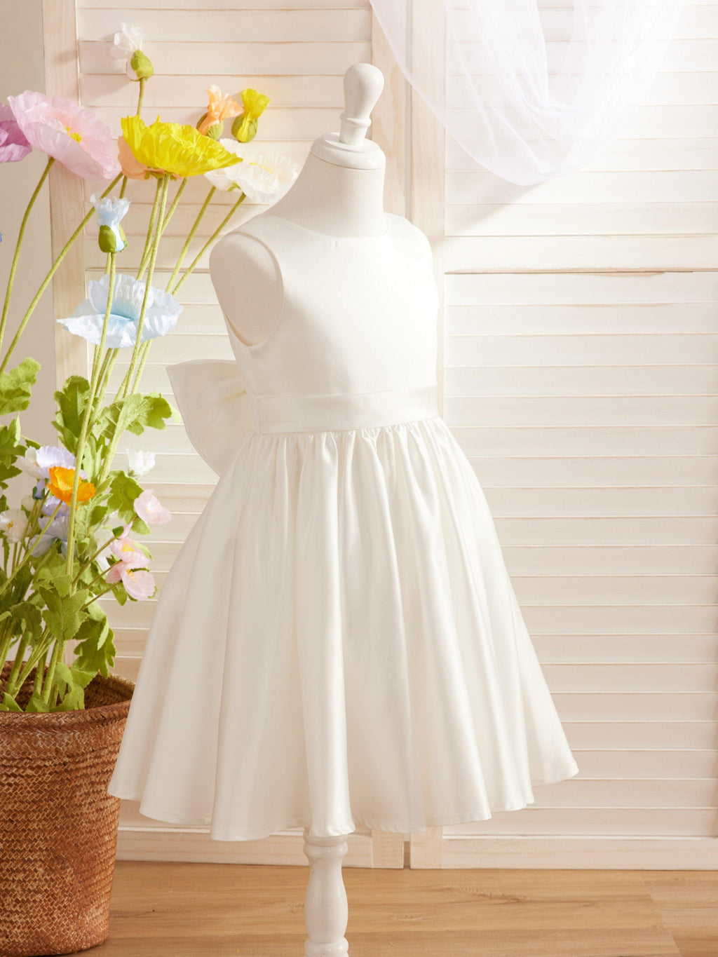 Elegantes A-Linien-Satin-Kleid mit V-Rücken und Schleife, knielang, Blumenmädchenkleid