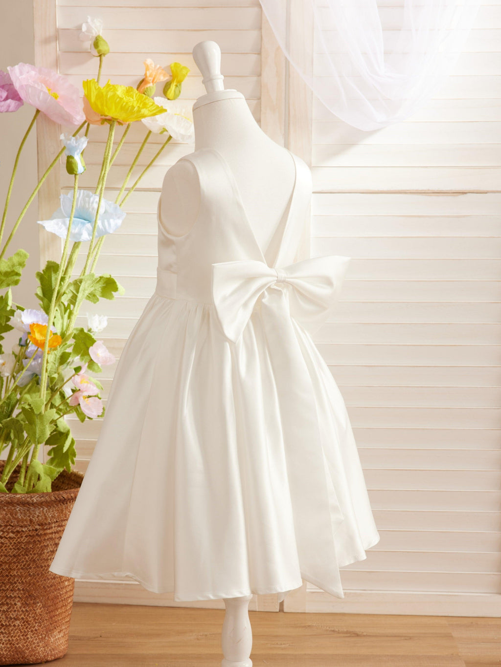Elegantes A-Linien-Satin-Kleid mit V-Rücken und Schleife, knielang, Blumenmädchenkleid