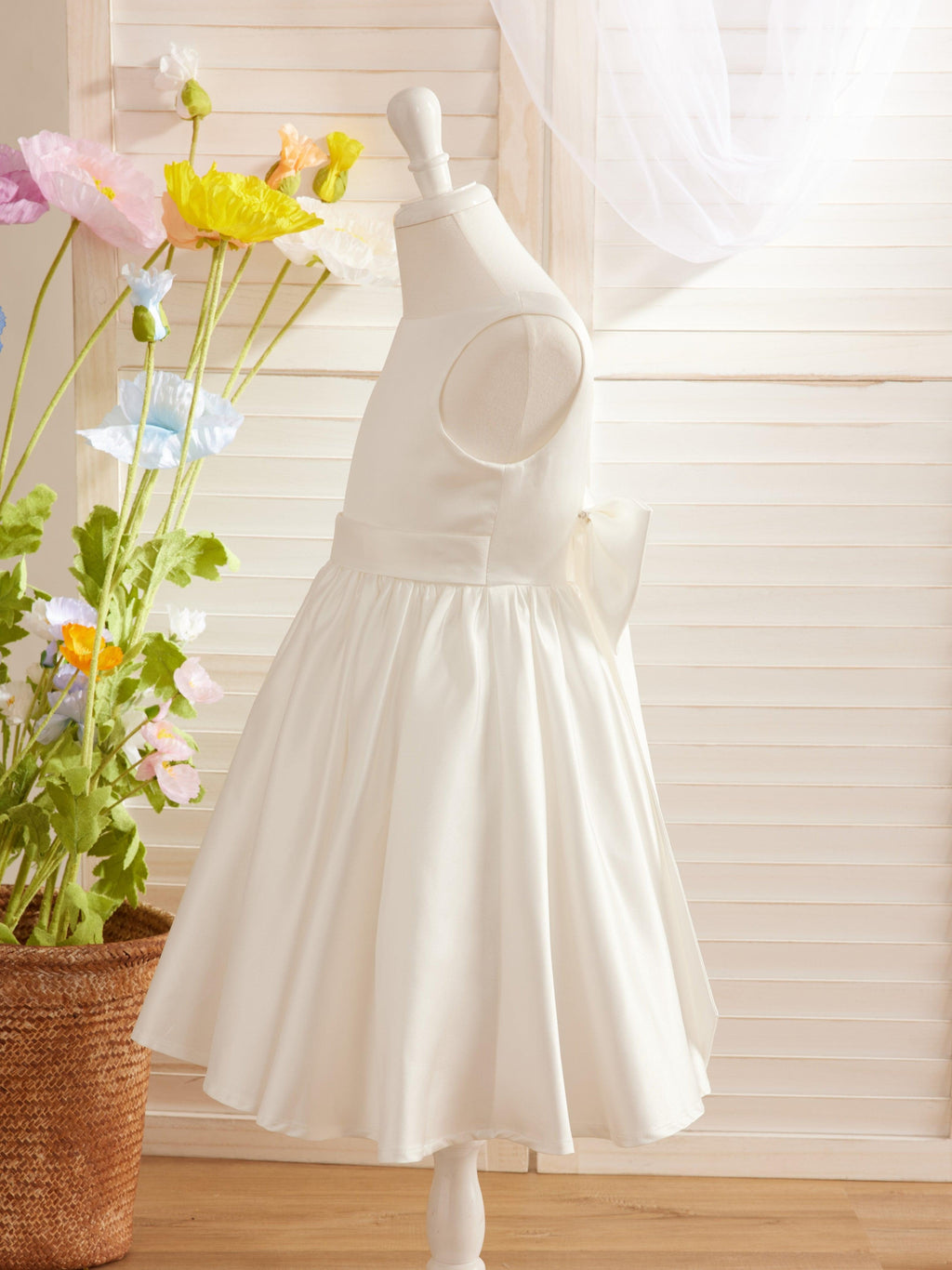 Elegantes A-Linien-Satin-Kleid mit V-Rücken und Schleife, knielang, Blumenmädchenkleid