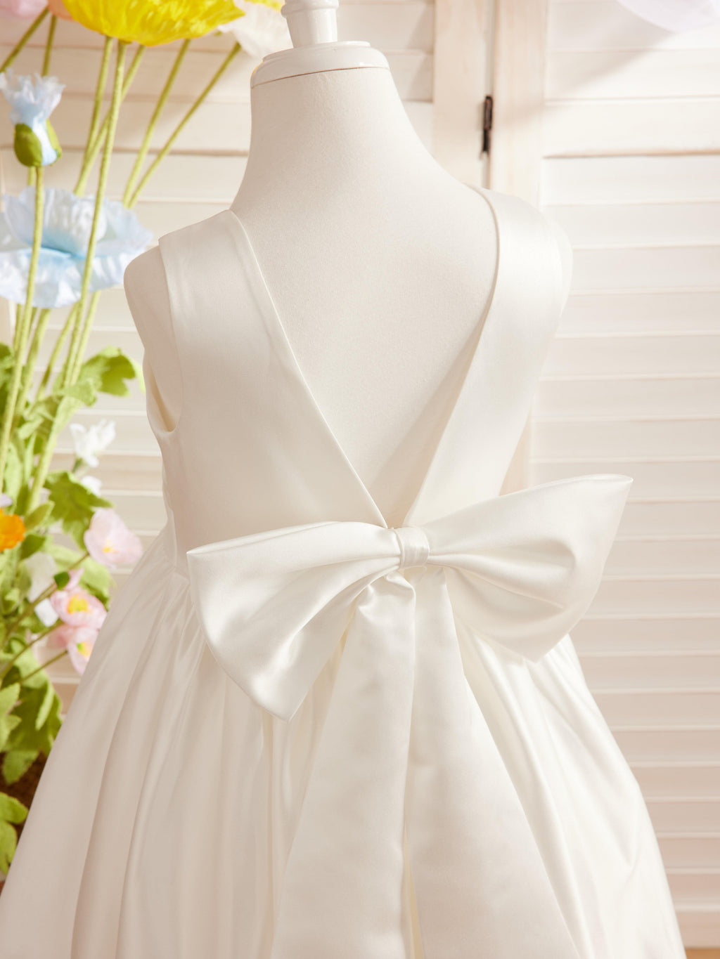 Elegantes A-Linien-Satin-Kleid mit V-Rücken und Schleife, knielang, Blumenmädchenkleid