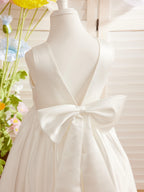 Elegantes A-Linien-Satin-Kleid mit V-Rücken und Schleife, knielang, Blumenmädchenkleid