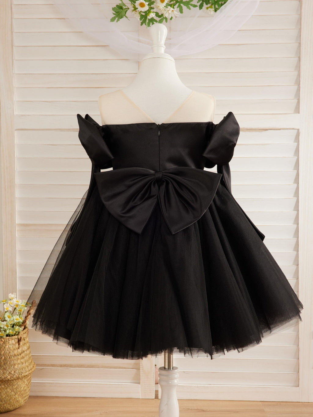 Vestido de tul negro hasta la rodilla con hombros descubiertos para niña 