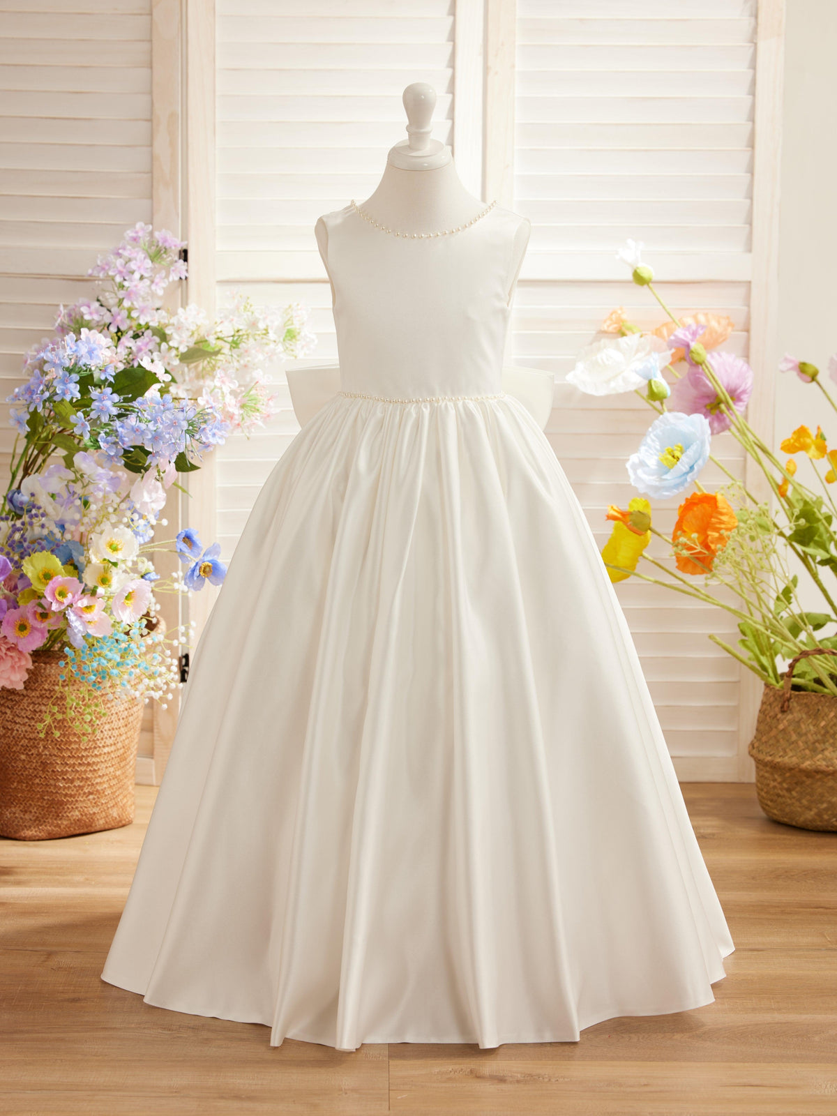 Vestido rosa sin mangas de satén con escote de cuentas y detalle de lazo 