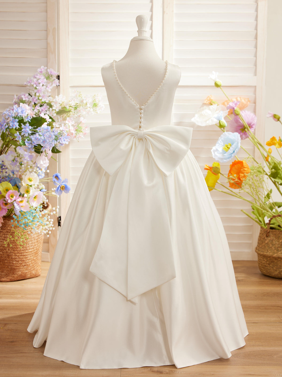 Vestido rosa sin mangas de satén con escote de cuentas y detalle de lazo 