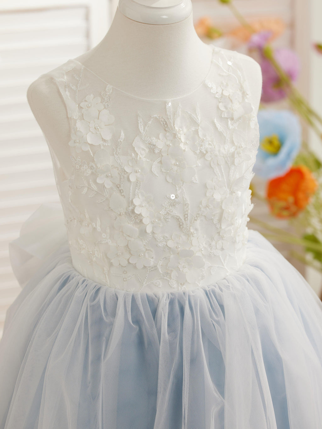 Wadenlanges Kleid aus floraler Spitze mit großer Schleife 