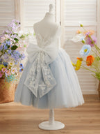 Vestido largo hasta la rodilla con encaje floral y lazo grande 