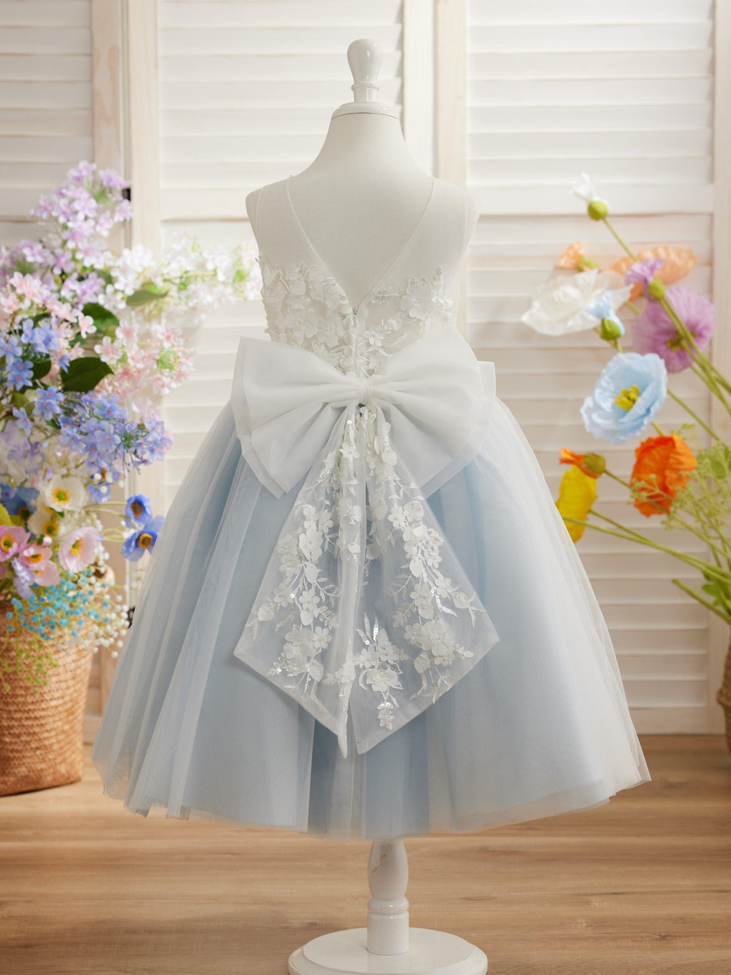Vestido largo hasta la rodilla con encaje floral y lazo grande 