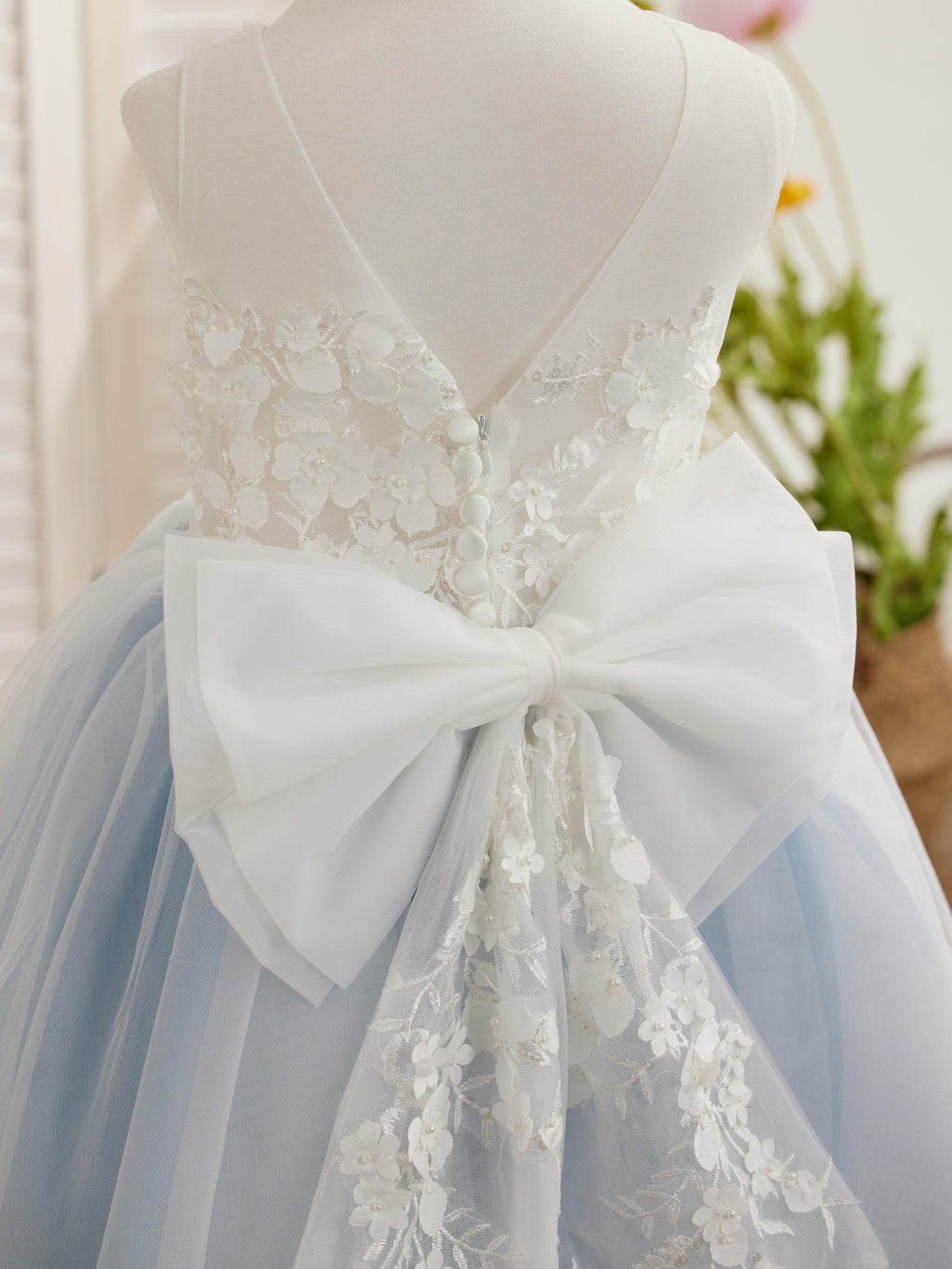 Vestido largo hasta la rodilla con encaje floral y lazo grande 