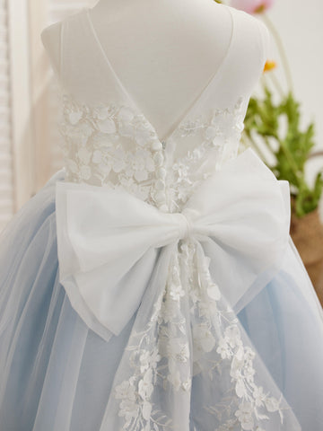 Wadenlanges Kleid aus floraler Spitze mit großer Schleife 