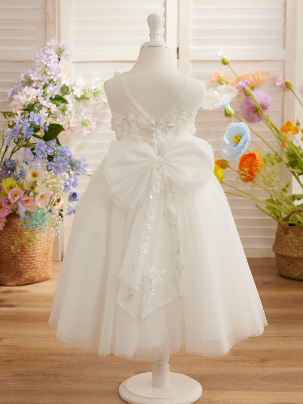 Vestido largo hasta la rodilla con encaje floral y lazo grande 