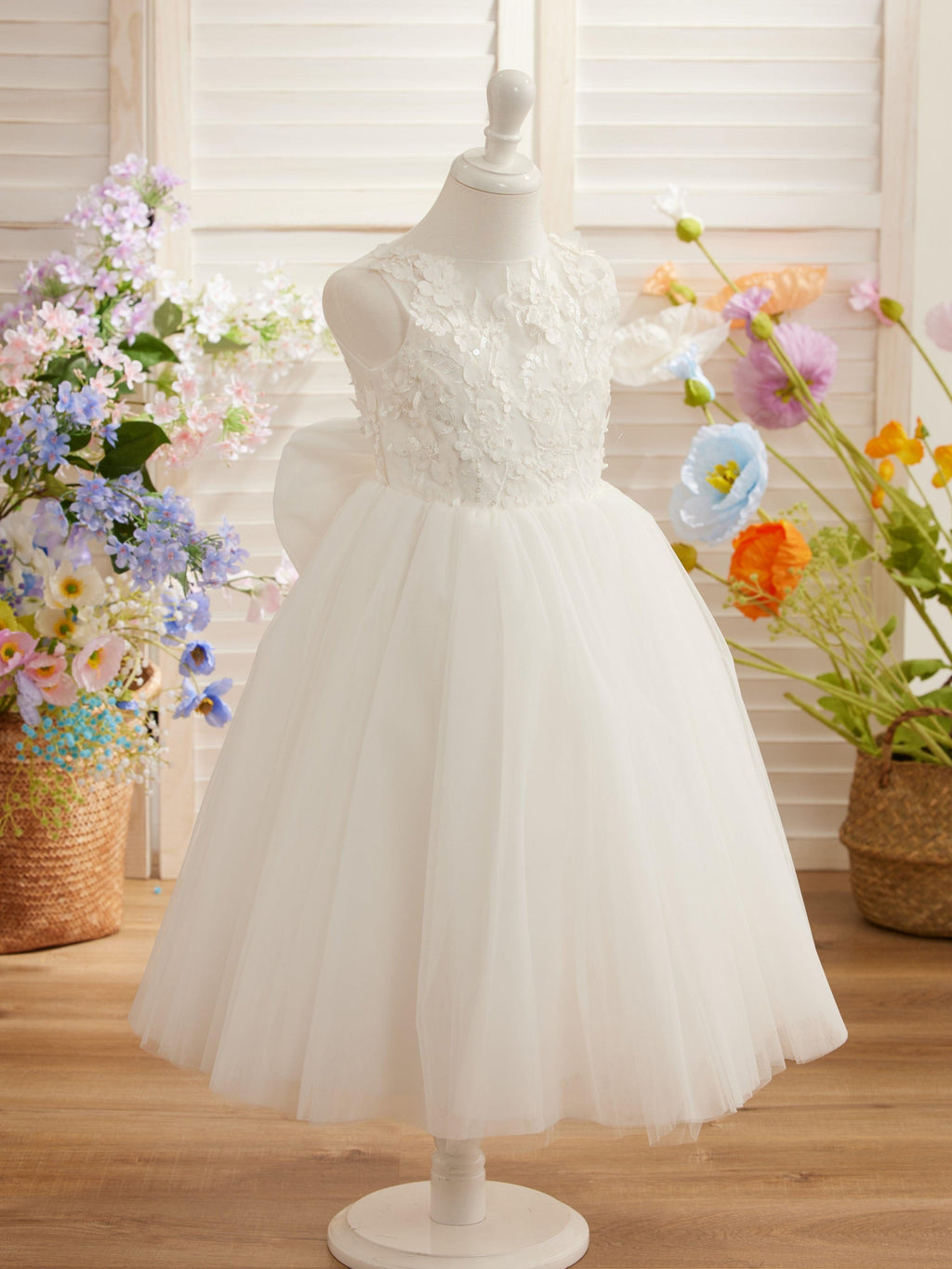 Vestido largo hasta la rodilla con encaje floral y lazo grande 