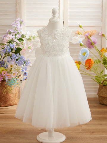 Wadenlanges Kleid aus floraler Spitze mit großer Schleife 