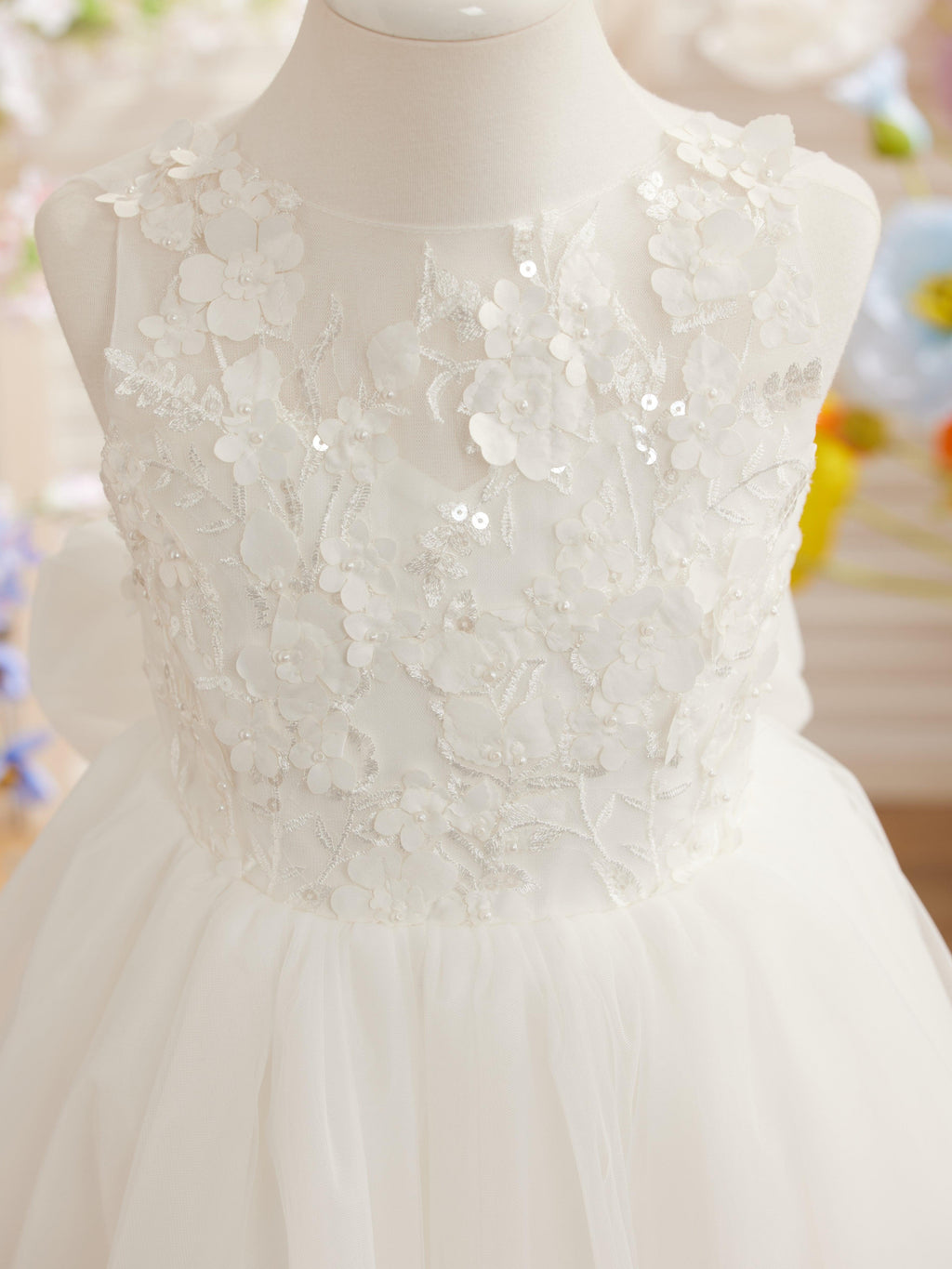Wadenlanges Kleid aus floraler Spitze mit großer Schleife 