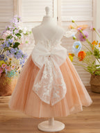 Vestido largo hasta la rodilla con encaje floral y lazo grande 