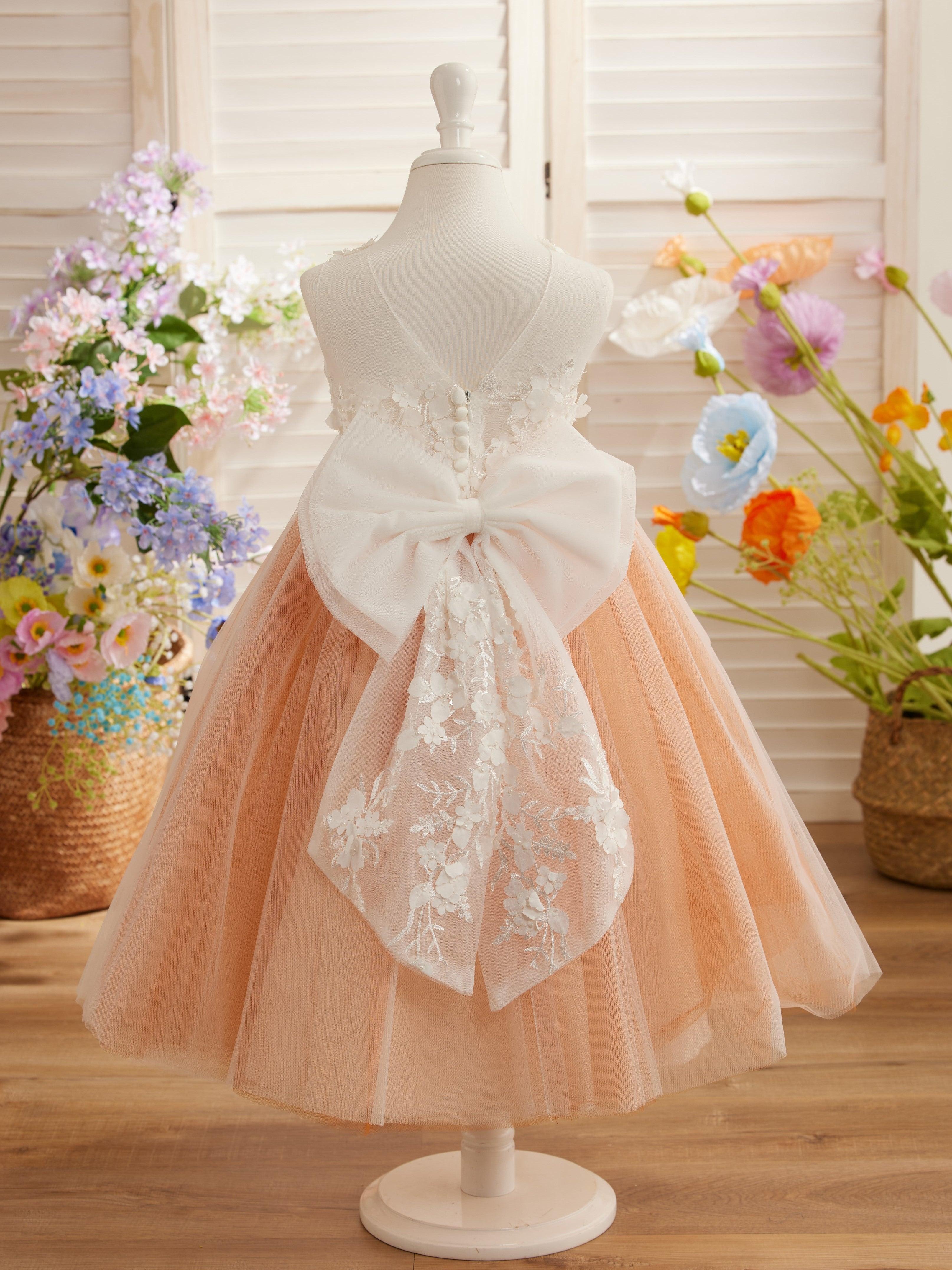 Wadenlanges Kleid aus floraler Spitze mit großer Schleife 