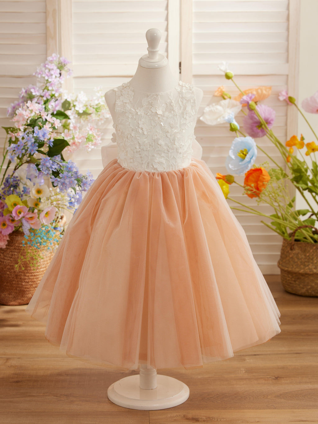 Vestido largo hasta la rodilla con encaje floral y lazo grande 