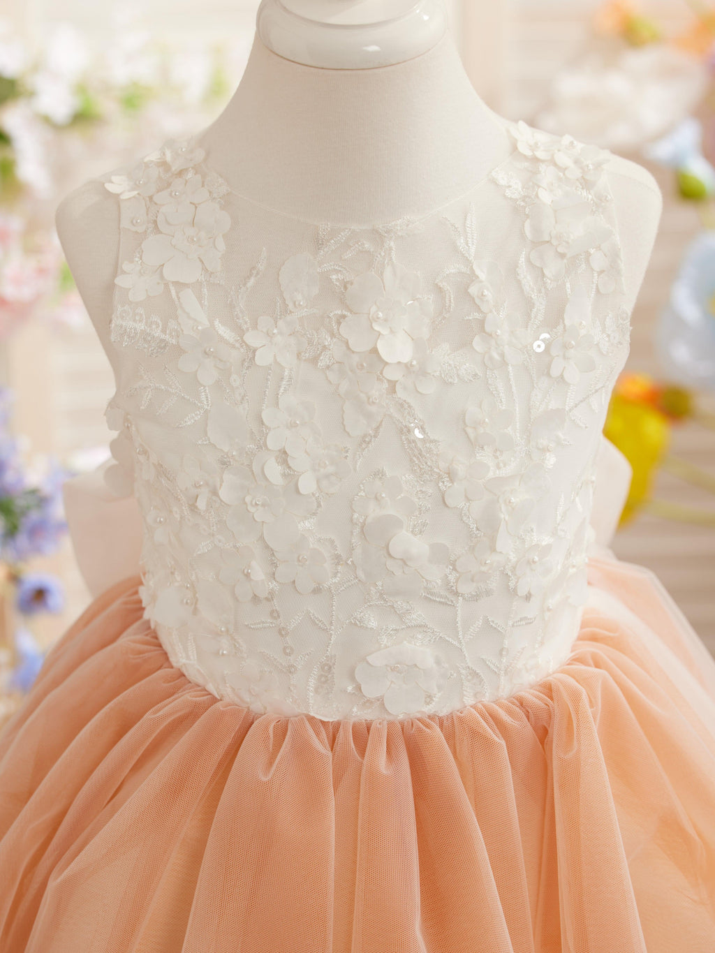 Vestido largo hasta la rodilla con encaje floral y lazo grande 