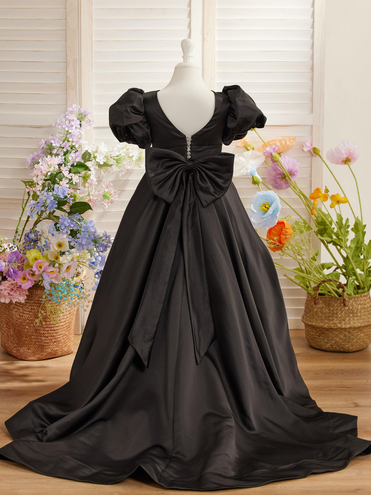 Vestido para niña de las flores con cola larga, mangas abullonadas, lazo en la espalda y botones 