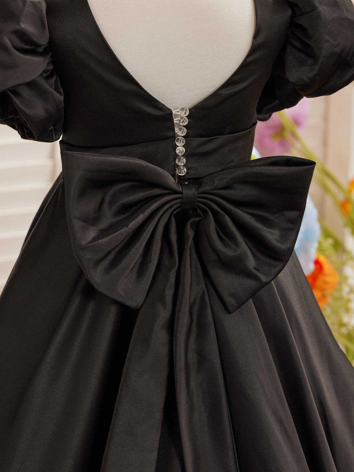 Vestido para niña de las flores con cola larga, mangas abullonadas, lazo en la espalda y botones 
