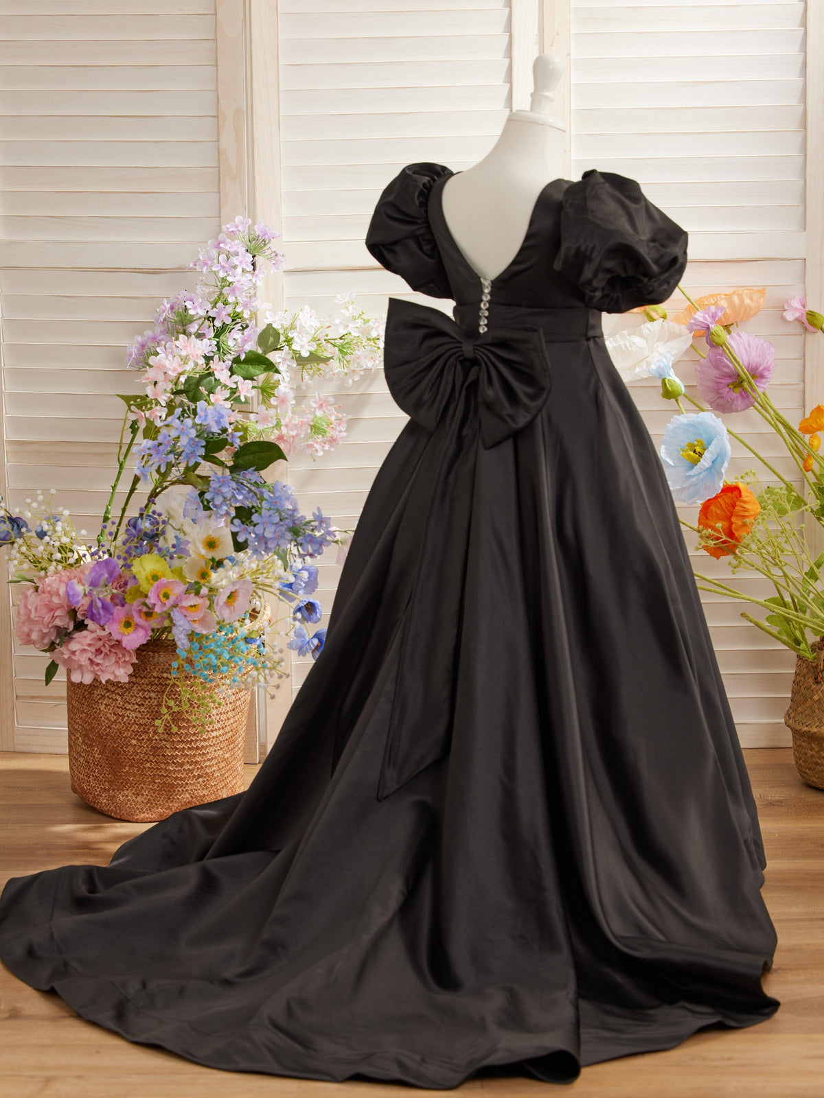 Vestido para niña de las flores con cola larga, mangas abullonadas, lazo en la espalda y botones 