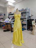 Vestido de fiesta largo de satén amarillo con tirantes finos de NumberSea