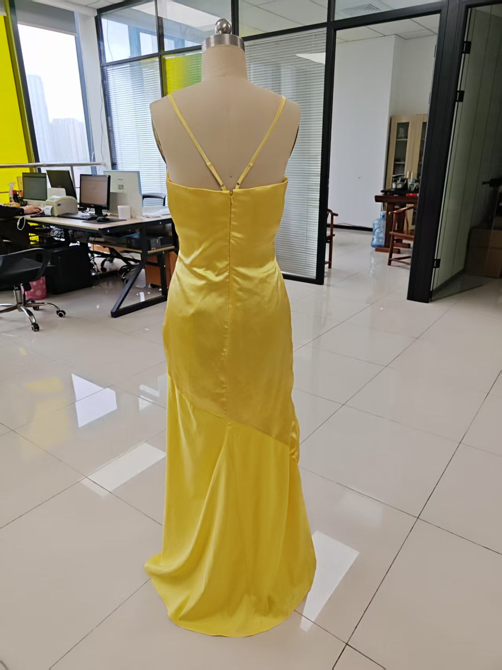 Vestido de fiesta largo de satén amarillo con tirantes finos de NumberSea