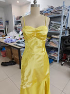 Vestido de fiesta largo de satén amarillo con tirantes finos de NumberSea