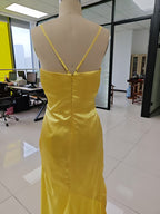 Vestido de fiesta largo de satén amarillo con tirantes finos de NumberSea