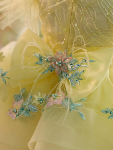 Vestido de tul hasta la rodilla con mangas abullonadas y bordado floral para niña 