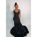 Vestido de noche largo de sirena de satén con escote en V, apliques de lentejuelas y plumas