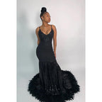 Vestido de noche largo de sirena de satén con escote en V, apliques de lentejuelas y plumas