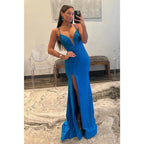 Vestido de fiesta largo azul con escote en V, tirantes y cuentas, con aberturas.