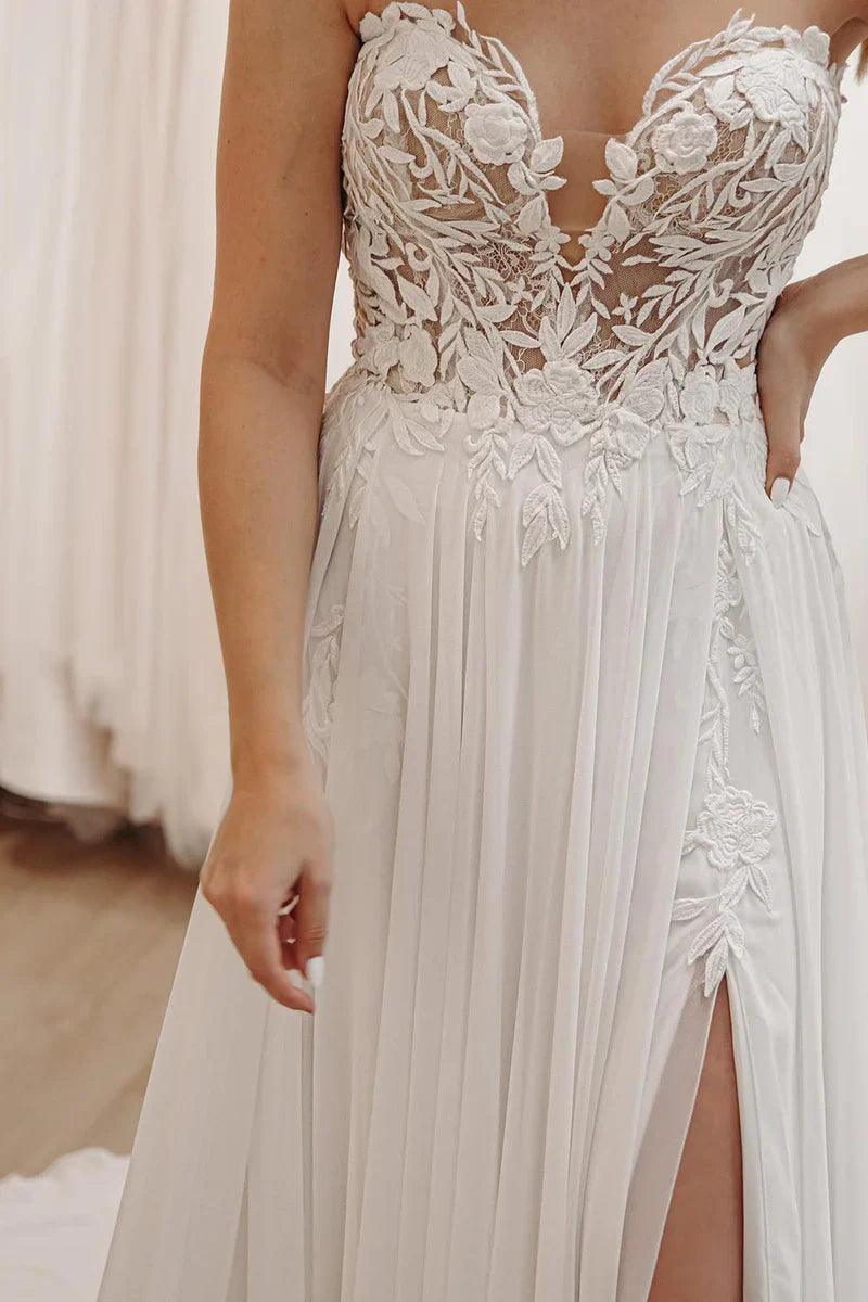 Vestido de novia blanco de escote corazón, largo de encaje con abertura