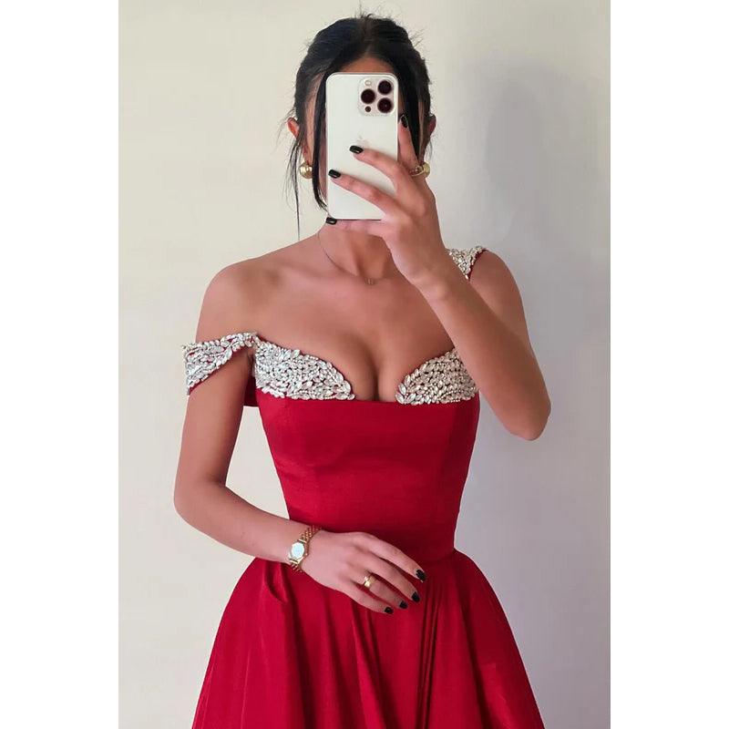 Elegante y lujoso vestido formal de fiesta de graduación con escote en V y tirantes finos de diamantes de imitación.