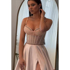 Wunderschönes und bezauberndes A-Linien-Ballkleid mit Spaghettiträgern und Schlitz