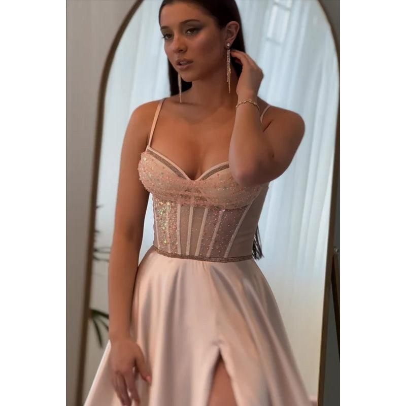 Wunderschönes und bezauberndes A-Linien-Ballkleid mit Spaghettiträgern und Schlitz