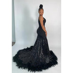 Vestido de noche largo de sirena de satén con escote en V, apliques de lentejuelas y plumas