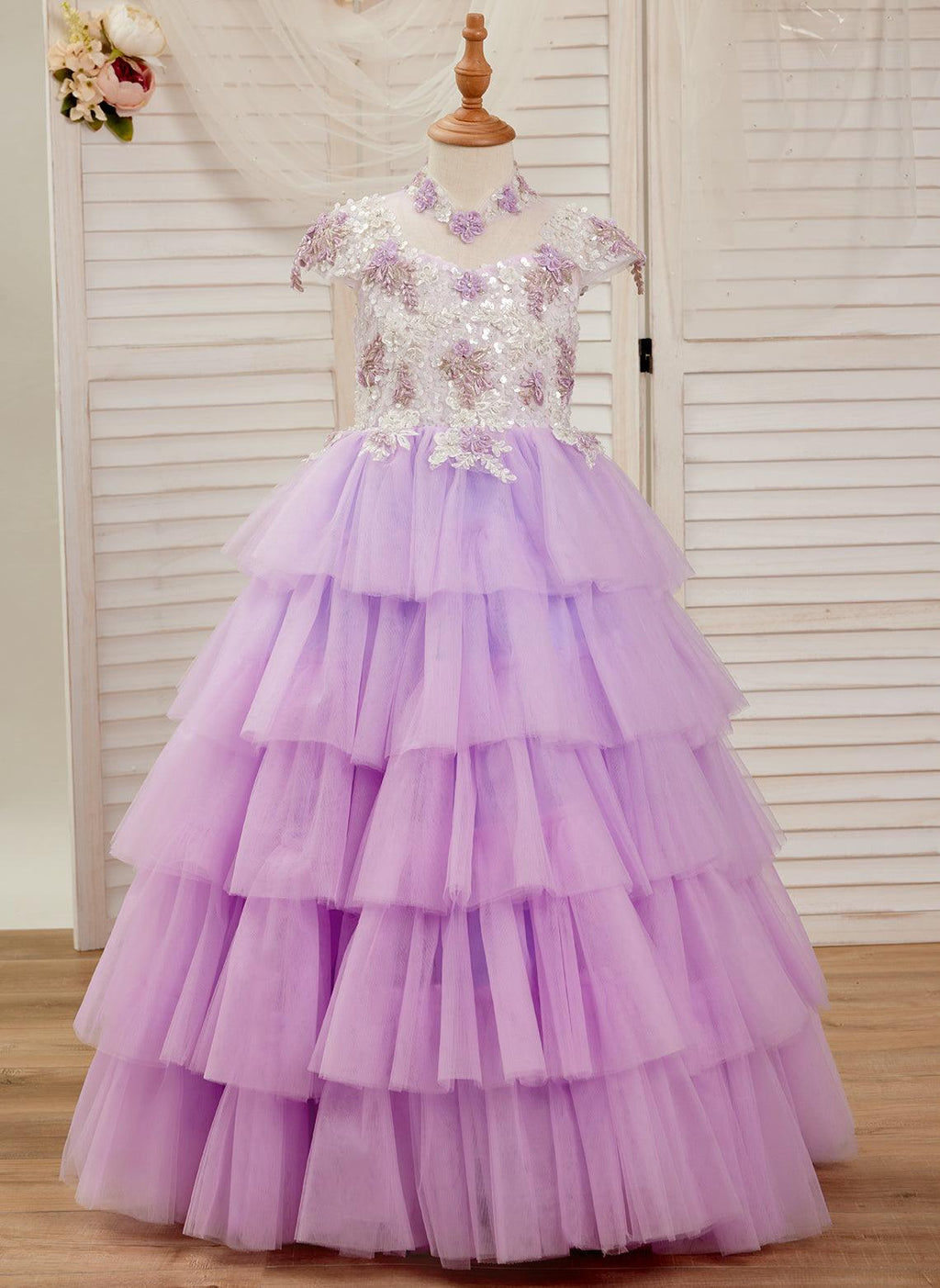 Lila Prinzessinnen-Ballkleid aus Tüll mit Blumenapplikationen und Perlen für Mädchen 