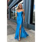 Vestido de fiesta largo de satén azul rey con hombros descubiertos y cuentas, corte tubo/columna 