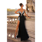 Vestido de fiesta largo de satén negro con escote en V, plisado y cuentas, con aberturas.