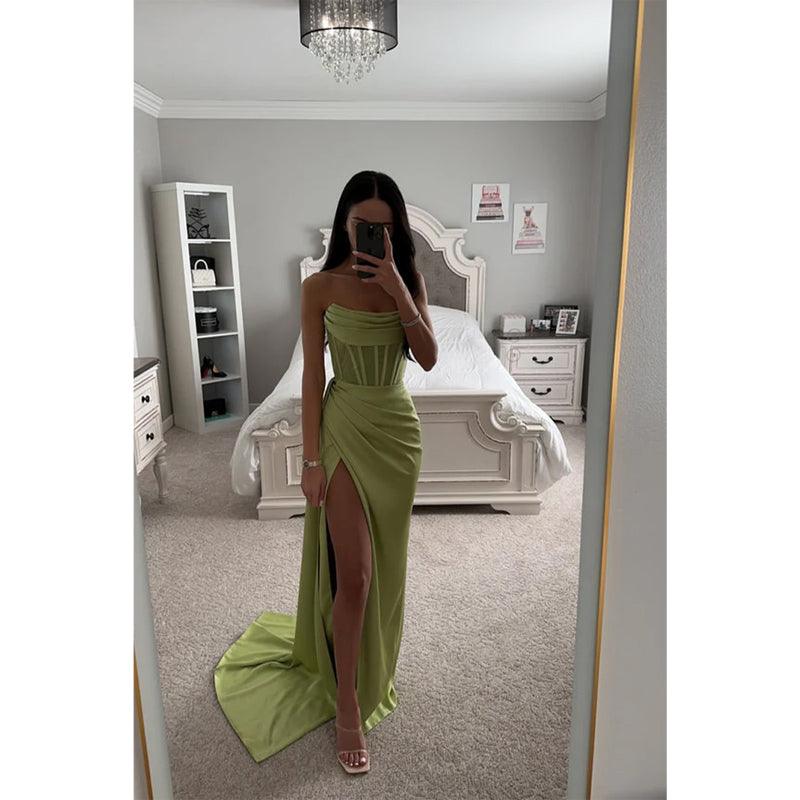 Vestido de fiesta largo plisado de satén sin tirantes y abertura para dama de honor verde 