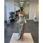 Vestido de fiesta largo con pliegues y abertura alta sin tirantes 