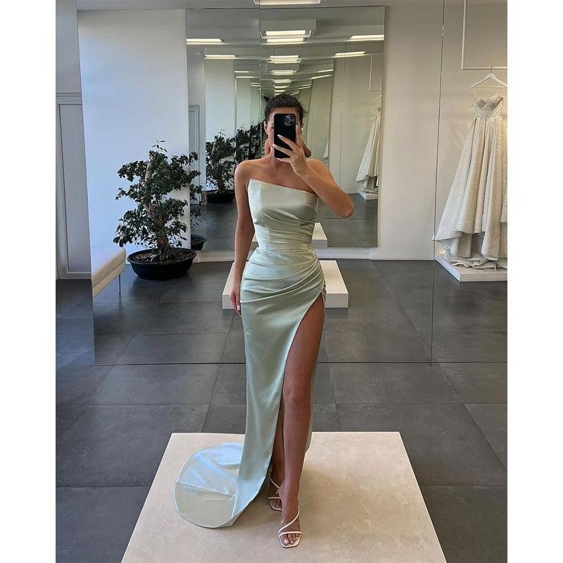 Vestido de fiesta largo con pliegues y abertura alta sin tirantes 