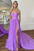 Vestido de fiesta plisado con abertura y sin tirantes