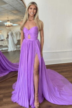 Vestido de fiesta plisado con abertura y sin tirantes