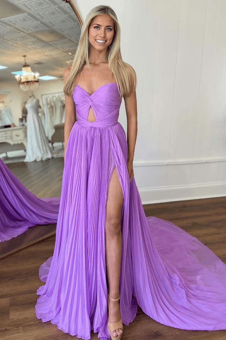 Vestido de fiesta plisado con abertura y sin tirantes