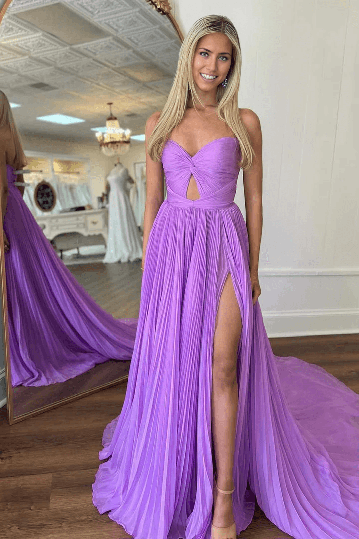 Vestido de fiesta plisado con abertura y sin tirantes