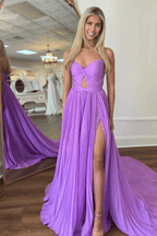 Vestido de fiesta plisado con abertura y sin tirantes
